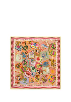 Vierkante sjaal met kleurrijke dieren-, vogel-, bloem- en tekstpatches in vintage stijl op een roze achtergrond met een rood geruit randje.