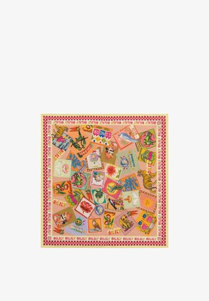 Vierkante sjaal met kleurrijke dieren-, vogel-, bloem- en tekstpatches in vintage stijl op een roze achtergrond met een rood geruit randje.