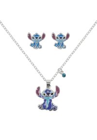 Ensemble de bijoux à thème Stitch de Disney comprenant un collier chaîne en argent avec un pendentif coloré et des boucles d'oreilles clous assorties, ornés de détails bleus et violets.