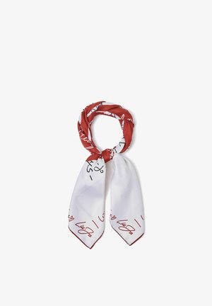 Pañuelo de seda con secciones blancas y rojo óxido, escritura manuscrita negra y letras marrones estilo firma en las puntas, atado en un nudo flojo.