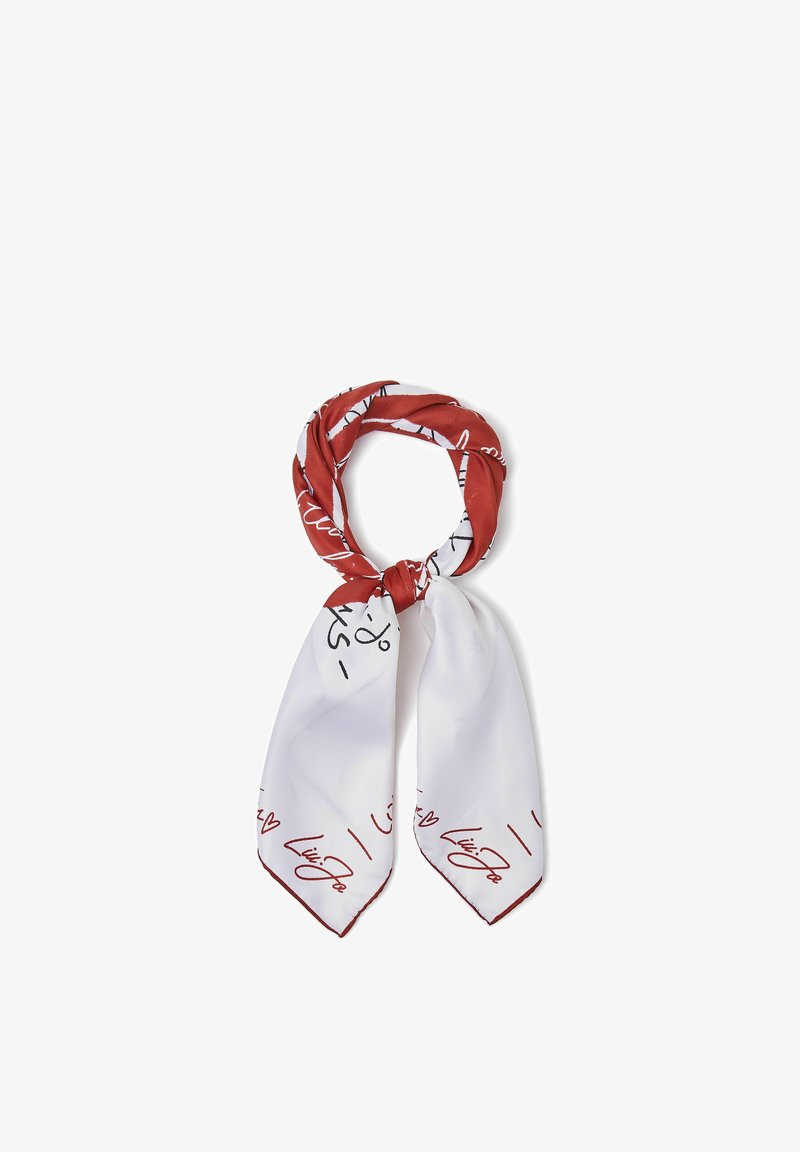 Foulard en soie avec des sections blanc et rouge brique, écriture manuscrite noire, et écriture de style signature marron aux extrémités, noué en un nœud lâche.
