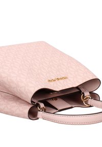 Roze handtas met gestructureerde stof, voorzien van een geometrisch patroon, gouden hardware accenten en een verstelbare riem. Open bovenkant toont interieur.