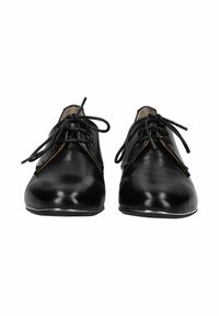 Scarpe in pelle nera con una texture liscia, punta arrotondata, design con lacci e dettagli marroni lungo i bordi. Aspetto minimalista e raffinato.