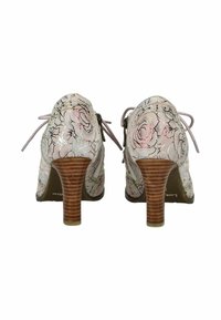 Scarpe con tacco con tomaia in tessuto floreale caratterizzata da un design rosa e nero, un tacco in legno testurizzato e lace sul retro.