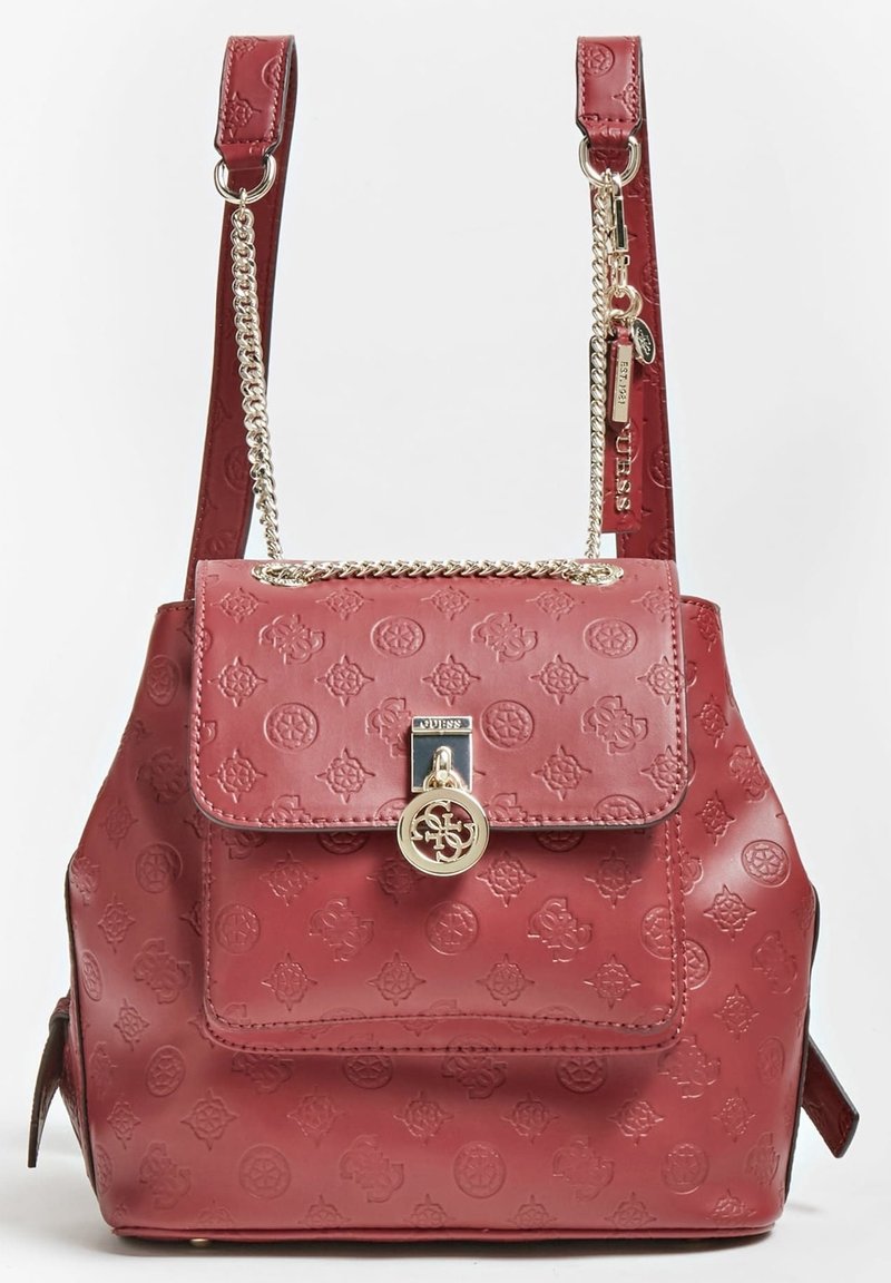 Sac à dos en cuir rouge avec un motif embossé, fermeture à rabat, poignée en chaîne dorée et charme logo circulaire sur le verrou avant.