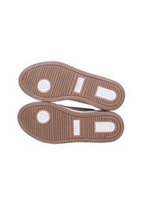 Schuhsohlen aus braunem Gummi-Material, mit einem geriffelten Muster, weißen Akzenten und Logodetails. Zwei kreisförmige Elemente an der Ferse.