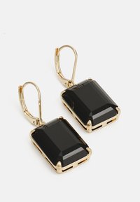 Juodos stačiakampės auskarai su facetuotais akmenimis, įrengti auksinės spalvos metalinėje detalėje, turintys užrakto tipo kabliukus ir sklandžiai poliruotas paviršius.