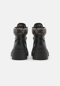 Bocanci din piele neagră până la gleznă, cu o guler din textile cu model, talpă din cauciuc și logo "GUESS" pe toc. Include fermoare laterale.