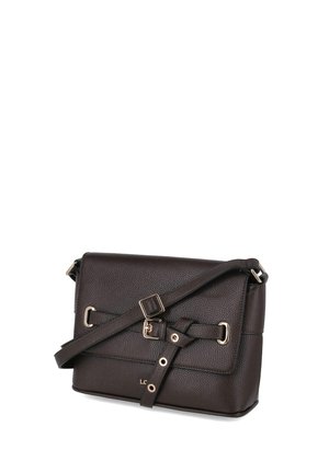 Dunkelbraune Leder-Crossbody-Tasche mit verstellbarem Riemen und Schnallendetail auf der Vorderklappe vor weißem Hintergrund.