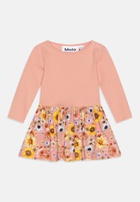 Šaty s dlouhým rukávem, s vroubkovaným r�ůžovým topem a květinovou sukní se slunečnicemi a dalšími květinami v broskvových, žlutých a fialových odstínech.