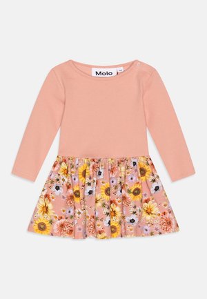 Sukienka z długim rękawem z różowym prążkowanym topem i kwiecistą spódnicą zdobioną słonecznikami oraz innymi kwiatami w odcieniach brzoskwiniowym, żółtym i fioletowym.