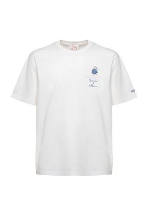T-shirt bianca a maniche corte con una tasca sul petto con una grafica di un orologio blu e il testo "Ostriche & Bollicine" ricamato sulla tasca.