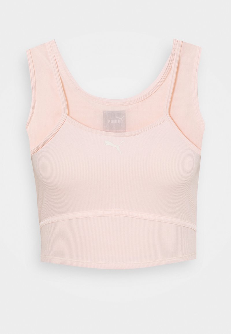 Crop top sportif sans manches rose pâle avec encolure dégagée et petit logo Puma blanc centré sur la poitrine.