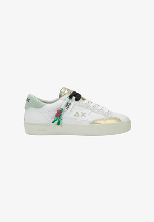 Sneaker bianca basse con dettagli dorati, tallone verde menta, lacci bianchi e neri, striscia glitterata e etichetta verde con scritto "CORRI PIÙ VELOCE."