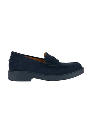 Mocasín penny para hombre en ante azul marino con suela de goma negra, punta redonda y detalles de costuras en el empeine y el talón.