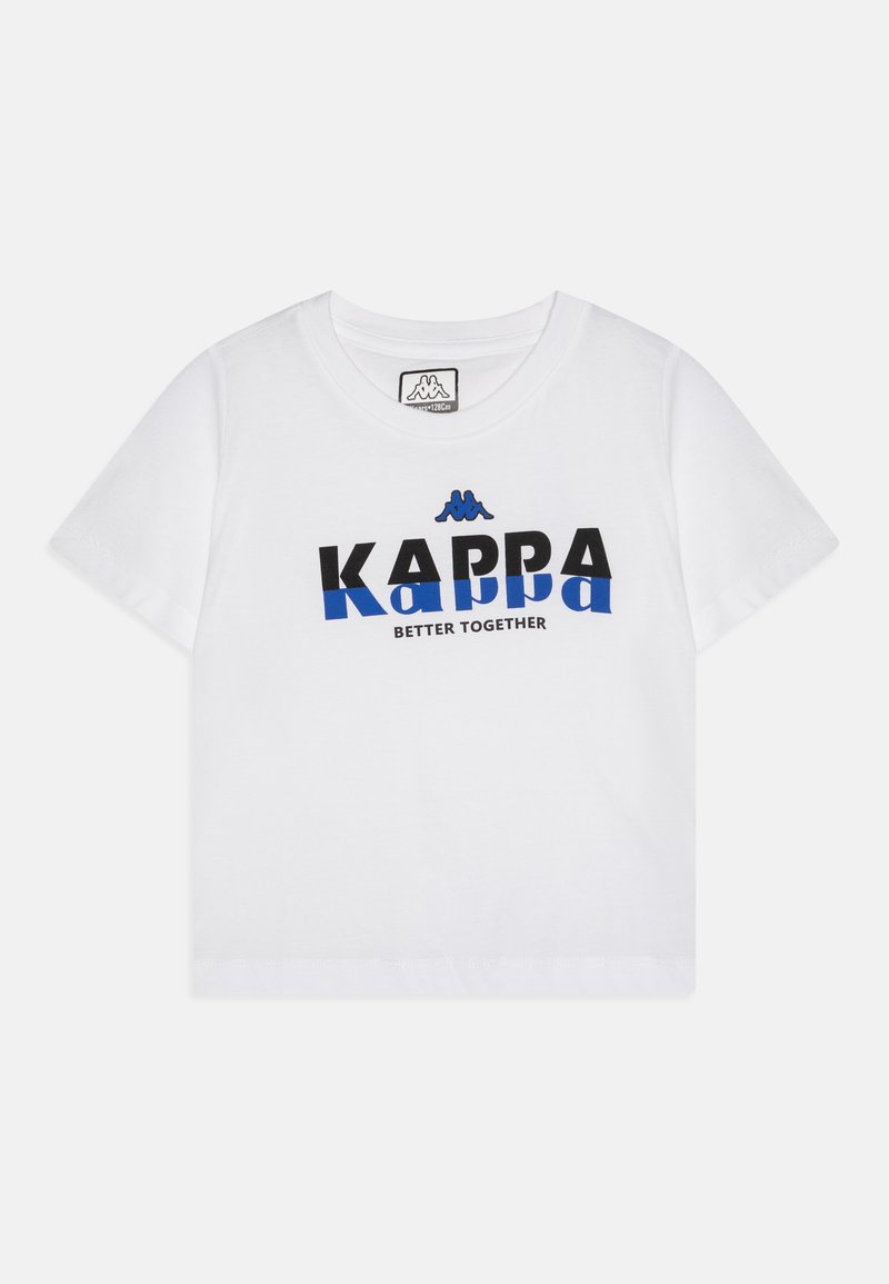 Balts īsām piedurknēm t-krekls ar melno un zilo "Kappa" logo un tekstu "Better Together", kas ir centrēts uz priekšpuses.
