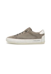 Sneaker in suede grigia con suola in gomma bianca, punta tondeggiante e cinque occhielli. Presenta una finitura testurizzata e un marchio in rilievo sul lato.