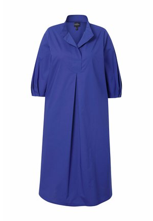 Robe chemise en coton bleu avec col, manches bouffantes trois-quarts, pli avant et silhouette décontractée. Texture lisse et couleur unie.