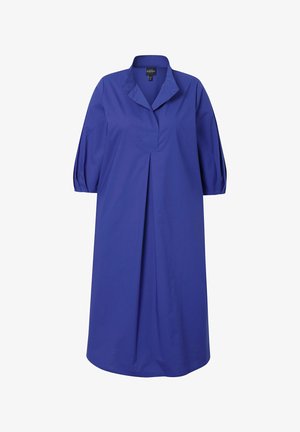Robe chemise en coton bleu avec col, manches bouffantes trois-quarts, pli avant et silhouette décontractée. Texture lisse et couleur unie.