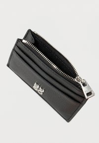 Portefeuille en cuir noir avec fermeture éclair, doté de plusieurs emplacements pour cartes et d'une quincaillerie argentée. Finition texturée et design compact.