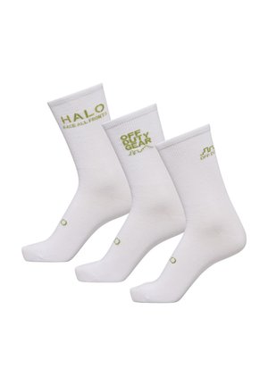 Hvide bomuldscrew-sokker med grøn tekst. Funktioner inkluderer ribbede manchetter og logodetaljer: "HALO FACE ALL FRONTS" og "OFF DUTY GEAR."