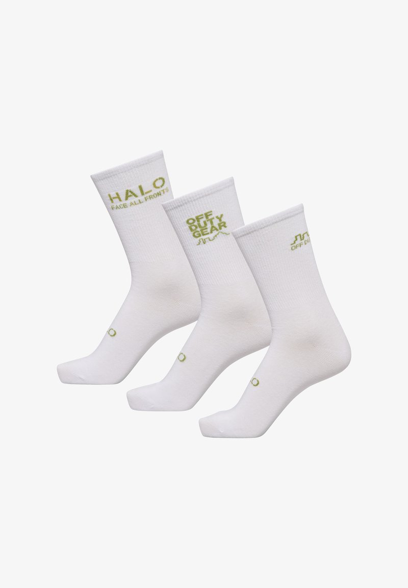 Weiße Baumwollcrew-Socken mit grünem Text. Merkmale sind gerippte Bündchen und Logodetails: "HALO FACE ALL FRONTS" und "OFF DUTY GEAR."