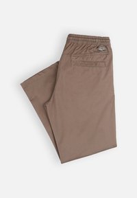 Pantalon marron, léger et extensible, avec une taille élastique, une poche arrière unique et une coupe plate devant, présentant une texture lisse et un design décontracté.