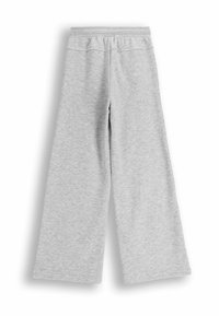 Jasnoszare szerokie dresy wykonane z miękkiego materiału, z elastycznym pasem i gładką teksturą, bez widocznych wzorów czy akcentów.