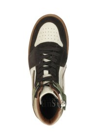 Hoge sneakers met een mix van wit leer, donkergroene suede en olijfgroene accenten. Ronde neus, platte veters en een gestructureerde zool.