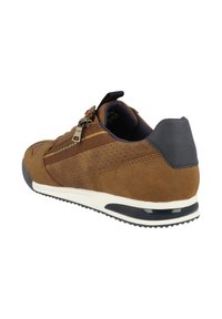 Bruine suede sneaker met geperforeerd ontwerp, voorzien van een ritsluiting en contrasterende donkergrijze hielpaneel, gemonteerd op een witte zool.