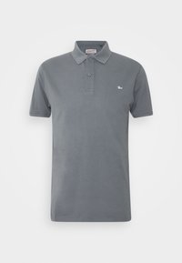 Polo gris à manches courtes avec deux boutons et petit logo blanc sur le côté gauche de la poitrine.