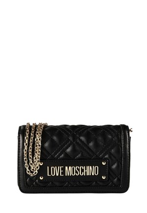 Pochette Love Moschino en cuir noir matelassé avec bandoulière chaîne dorée et plaque logo dorée sur le rabat avant.