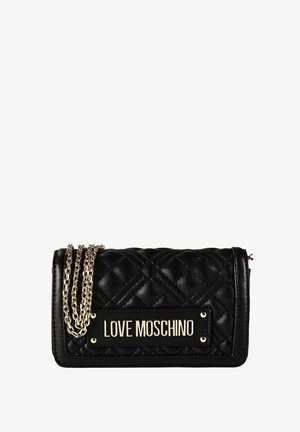 Pochette Love Moschino in pelle nera trapuntata con tracolla a catena dorata e placchetta con logo dorato sulla patta frontale.