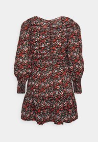 Vestido preto com estampado floral, mangas bufantes longas, barra com franjas e cintura franzida, apresentando um padrão de flores vermelhas, brancas e azuis.