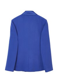Blazer su misura in tessuto blu vivace, caratterizzato da una texture liscia, rever affilati e una silhouette strutturata senza dettagli visibili.