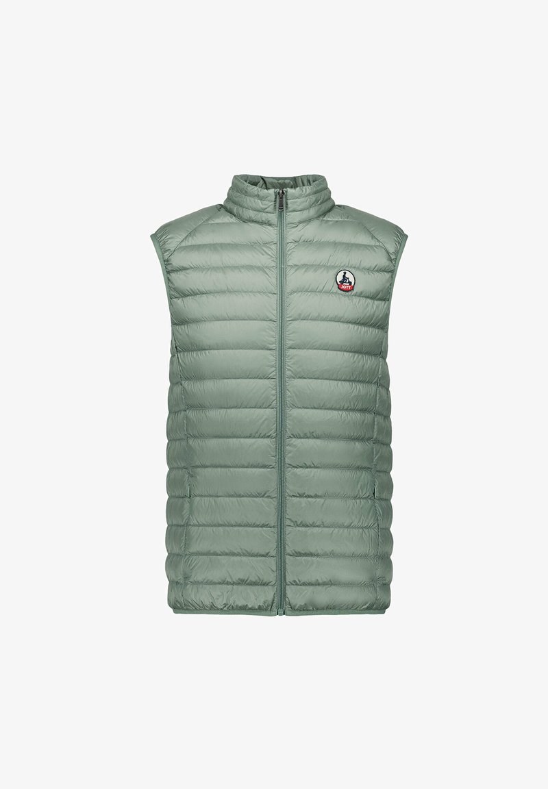 Gilet sans manches matelassé vert clair avec un col montant, un design matelassé, une fermeture éclair à l'avant et un patch logo sur la poitrine. Matière douce et isolante.