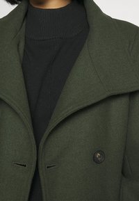 ONLY Petite Kort kappa / rock - dark green