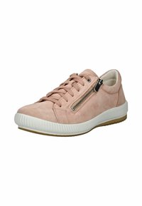 Baskets en suède rose avec un laçage, détail de fermeture éclair sur le côté et semelle en caoutchouc blanche. Texture lisse et forme de chaussure à bout arrondi.