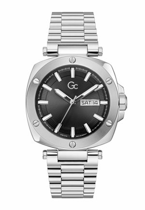 Silberne Metallarmbanduhr mit schwarzem Zifferblatt, silbernen Stundenmarkierungen, Tages- und Datumsanzeige mit SAT 14 und dem Markenlogo "Gc" unter der 12-Uhr-Position.