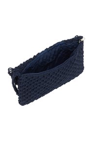 Bolso de mano tejido en azul marino con un exterior texturizado, cierre de cremallera y forro de tela. Cuenta con dos asas laterales trenzadas.