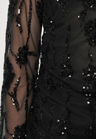 Fekete flitteres anyag texturált hálós réteggel, virágmintákkal és részletes kidolgozással a ujján és a testén.
