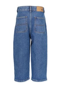 Blå denimshorts med en avslappnad passform, två bakfickor och en brun läderetikett på midjan. Sömnadsdetaljer genomgående.