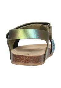 Groene metallic sandaal met een gestructureerde band, kurken zool en verstelbare achterkant. Glad oppervlak en vlak ontwerp voor comfort.