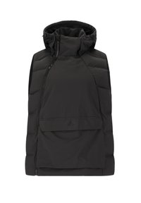 Sort foret vest med høj krave og aftagelig hætte, med en frontlynlås og en stor frontlomme. Glat ydre tekstur.
