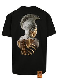 Svart T-skjorte med et detaljert grafisk motiv av en klassisk krigerbust, med en gylden hodeskalle og ribbeinsdesign på baksiden.