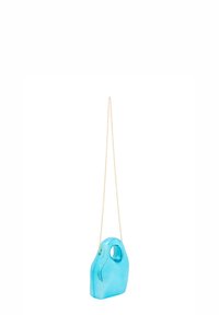 Een lichtblauwe, glanzende handtas van plastic, met een rund top handvat en een gouden kettingriem. Eenvoudige, moderne vorm met subtiele rondingen.