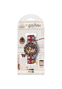 Harry Potter horloge met een ronde zwarte wijzerplaat, kleurrijke karakterontwerpen op een kastanjebruine band en zilveren hardware. Verpakt op een grafische achtergrond.