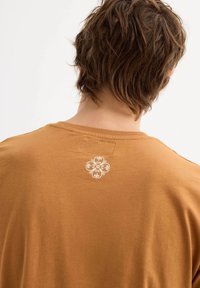 INSIDE SHORT SLEEVE - Camiseta estampada - marron
