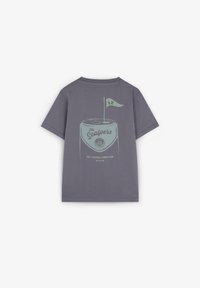 Camiseta de algodón gris con un estampado gráfico de un diseño relacionado con el golf en la espalda, que incluye una bandera y texto en verde claro.