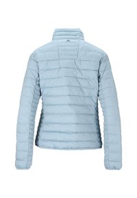 Lyseblå isoleret jakke med vandrette quiltede linjer, høj krave og lange ærmer med elastiske manchetter. Ingen synlig hårdvarer.